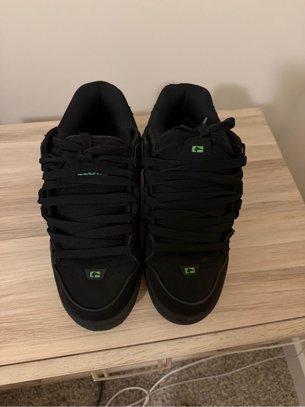 Globe Sabre Men’s Size 13 Black Green Skate Shoes Sneakers Like New
